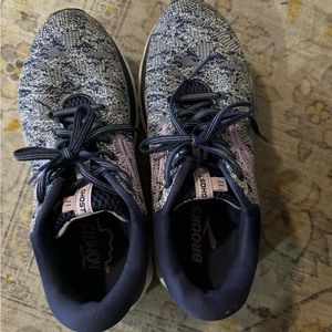 Brook sneaker ghost 11 size 8